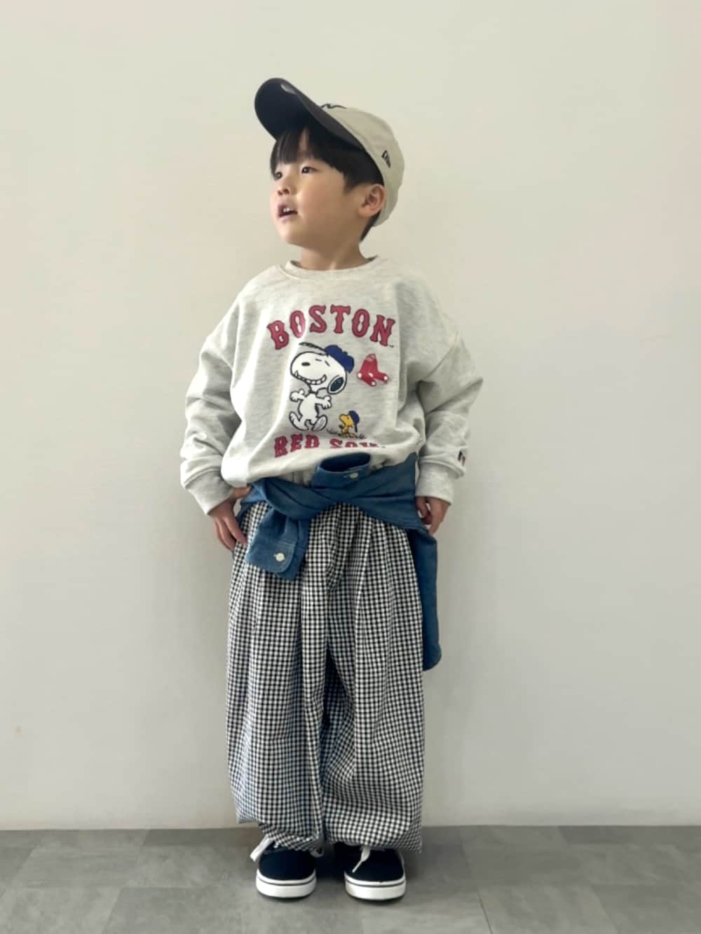 グレー系のスウェット、ブラック系のスニーカー、ブラック系のその他パンツを着用したキッズの春コーディネートの2枚目の写真