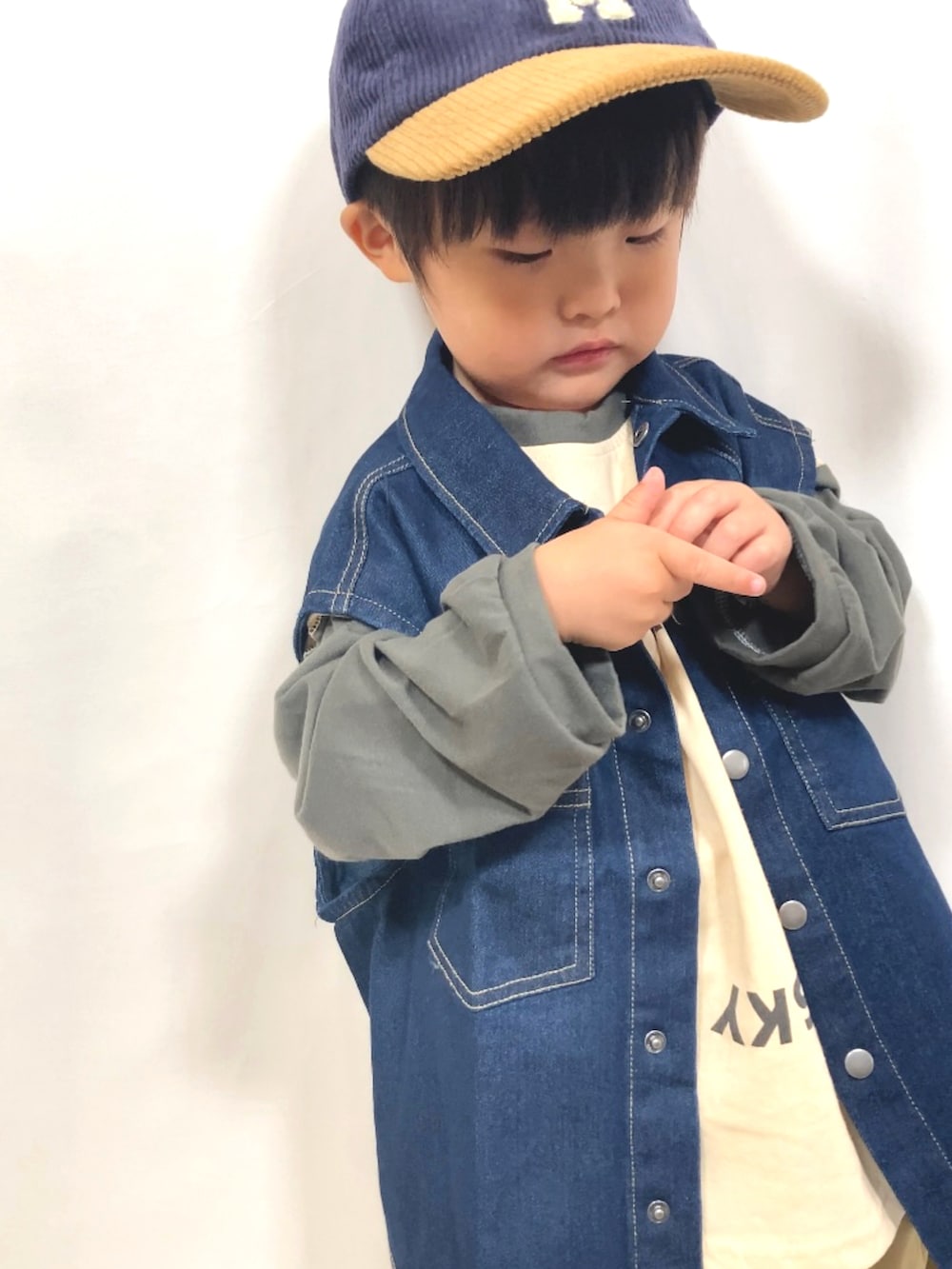 ブルー系のベスト、ベージュ系のTシャツ/カットソー、ベージュ系のその他パンツを着用したキッズの秋コーディネートの5枚目の写真