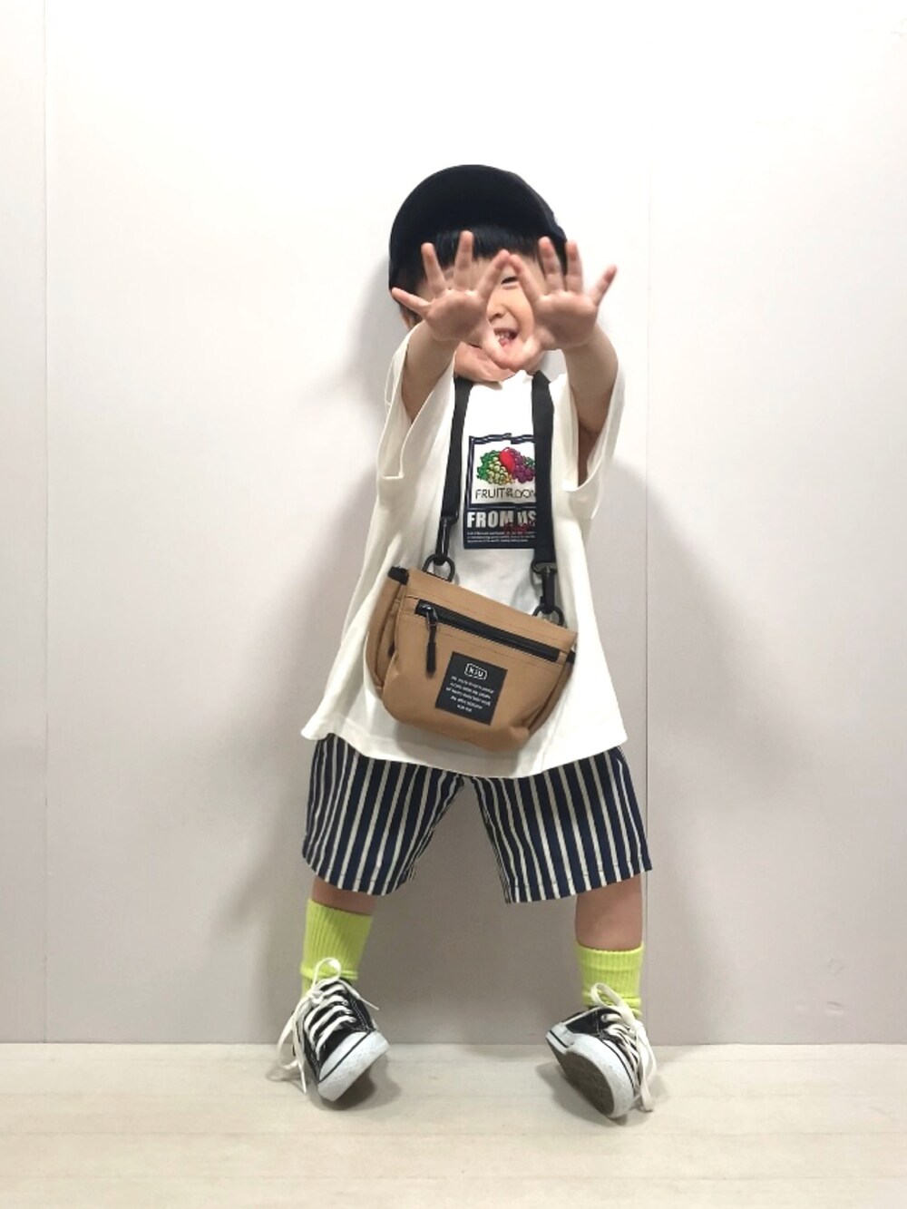 ホワイト系のTシャツ/カットソー、ブルー系のその他パンツ、イエロー系のショルダーバッグを着用したキッズの夏コーディネートの4枚目の写真