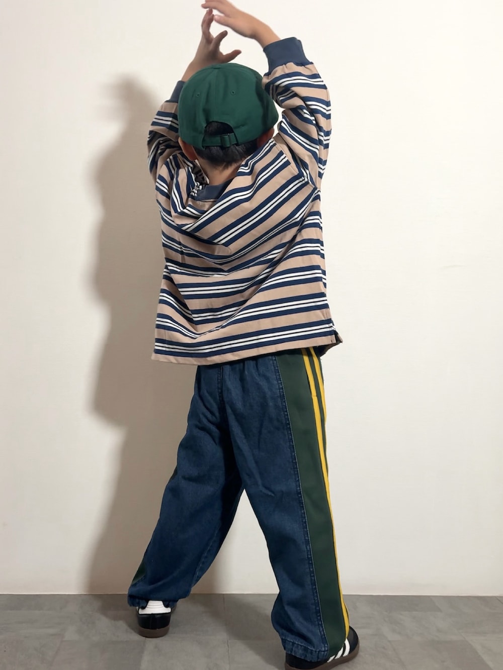 ブルー系のTシャツ/カットソー、ブルー系のデニムパンツ、ブラック系のスニーカーを着用したキッズの秋コーディネートの3枚目の写真