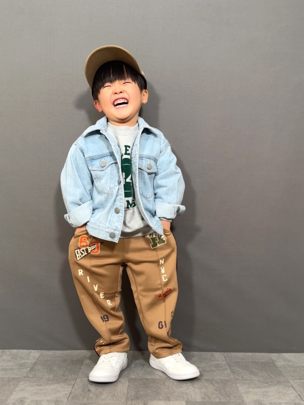 ブルー系のデニムジャケット、グレー系のスウェット、ベージュ系のその他パンツを着用したキッズの冬コーディネートの2枚目の写真