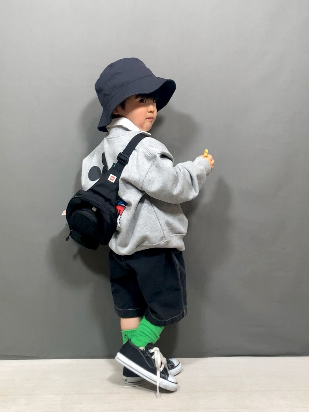 グレー系のスウェット、ホワイト系のシャツ/ブラウス、ブラック系のその他パンツを着用したキッズの冬コーディネートの4枚目の写真