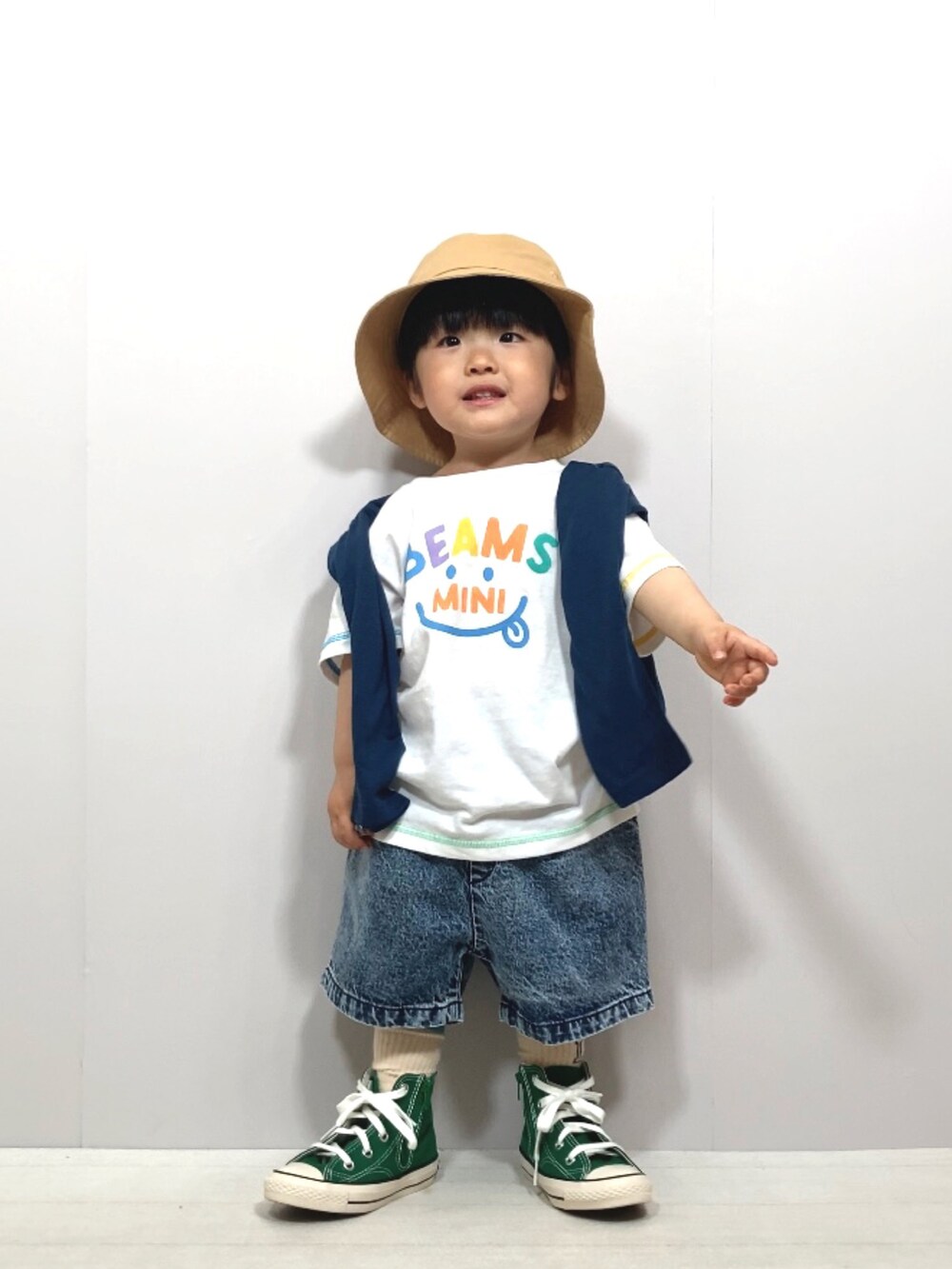 「春コーデ、バケットハット、コンバース、ローリーズファーム(LOWRYS FARM)、カーディガン、シンプルコーデ、BEAMSmini、ビームスミニ、PR、デニム、レイヤードスタイル、カジュアルコーデ、休日スタイル、スニーカー」|「BEAMS miniのBEAMS mini / スマイル ロゴ Tシャツ 23SS(90~130cm)(Tシャツ/カットソー、ホワイト系)」を使った、YU⭐︎さん(キッズ・90cm)の春コーディネートの3枚目の写真
