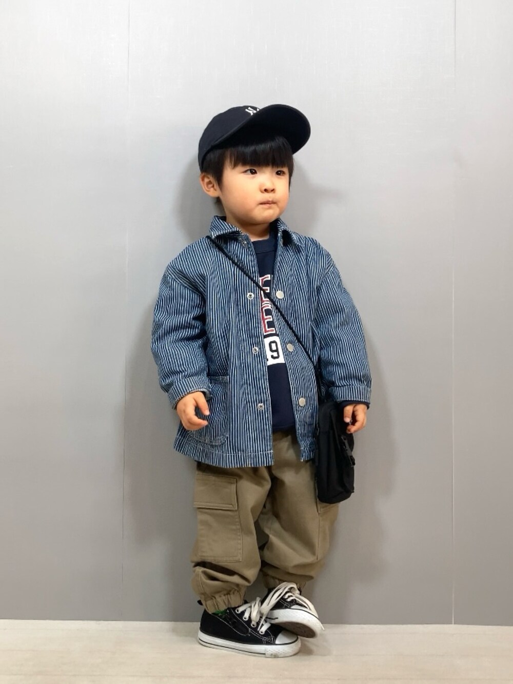 ブルー系のジャケット/アウター、ブルー系のスウェット、ベージュ系のパンツを着用したキッズの冬コーディネートの3枚目の写真