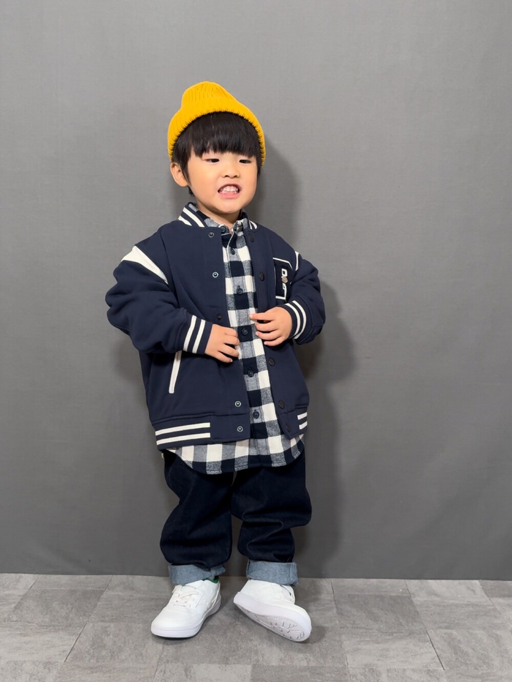 「チェック、ストリート、秋服準備はじめました、スニーカー、ニット帽、デニム、プチプラ、シャツスタイル、レイヤードスタイル、秋コーデ、お出かけコーデ、休日スタイル、スタジャン、ジャケットスタイル、ブルゾン」｜「UNIQLOのアイテム（スタジャン、ブルー系）」を使った、YU⭐︎さん（キッズ・90cm）の秋コーディネートの4枚目の写真
