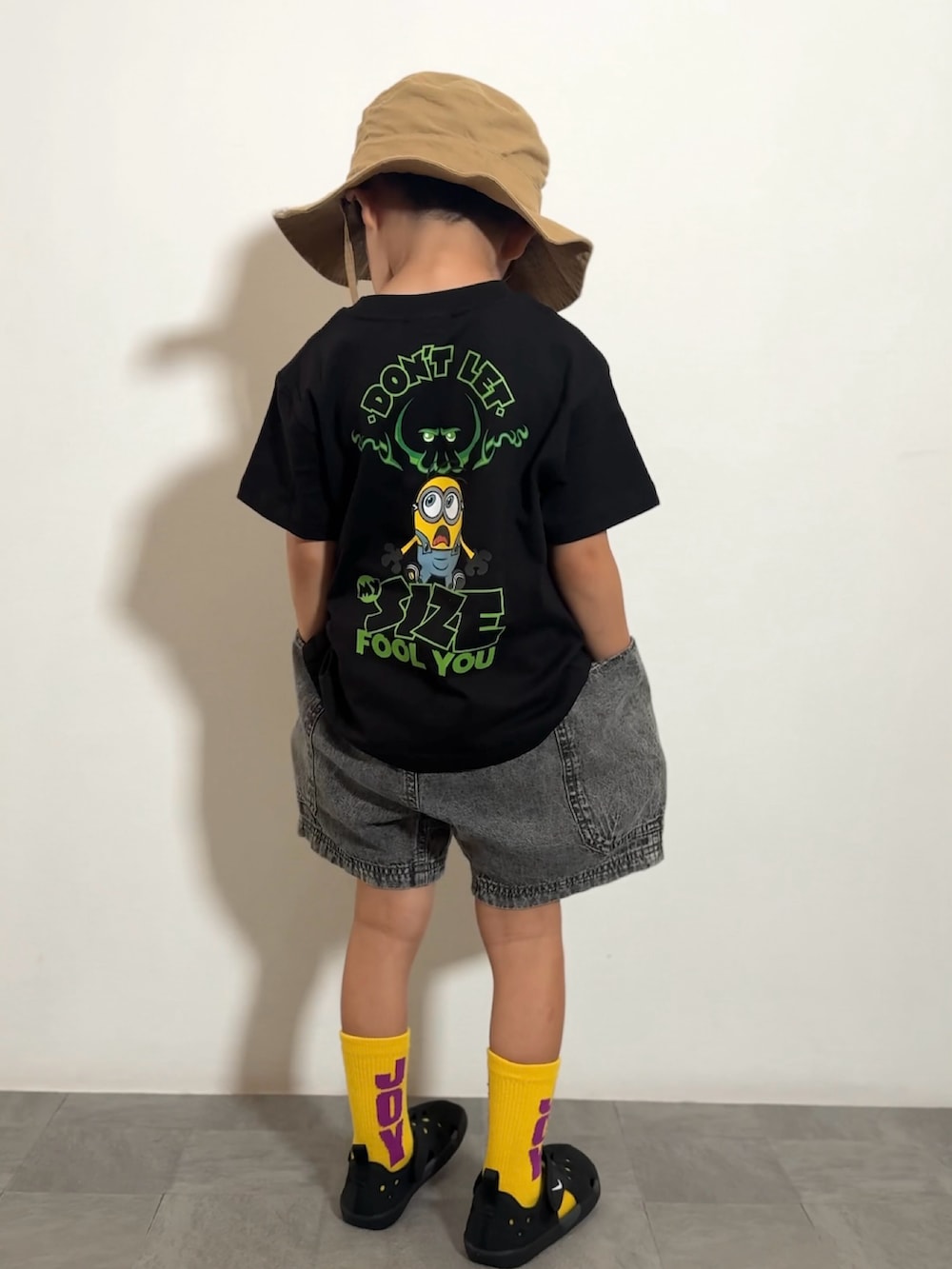 ブラック系のサンダル、ブラック系のデニムパンツ、ブラック系のTシャツ/カットソーを着用したキッズの夏コーディネートの3枚目の写真