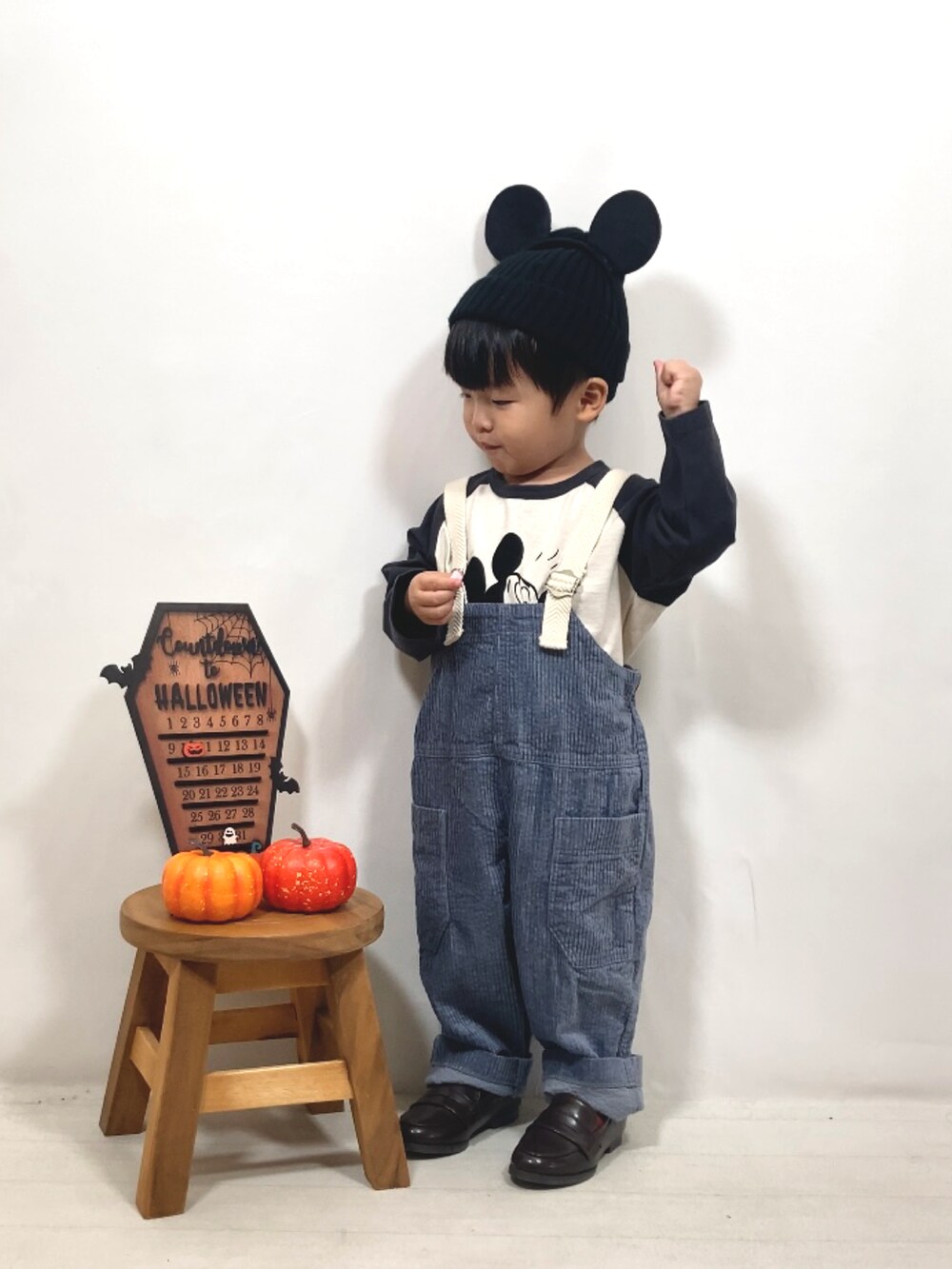 「ハロウィン、サロペット、ロンT、ニット帽、コーデュロイ、ローファー、秋コーデ、お出かけコーデ、休日スタイル、カジュアルコーデ、オーバーオール、シンプルコーデ、レイヤードスタイル、モノトーン」｜「Disneyの【Disney】ミッキーマウス/ラグランロンT（80～150cm）（Tシャツ/カットソー、グレー系）」を使った、YU⭐︎さん（キッズ・90cm）の秋コーディネートの3枚目の写真