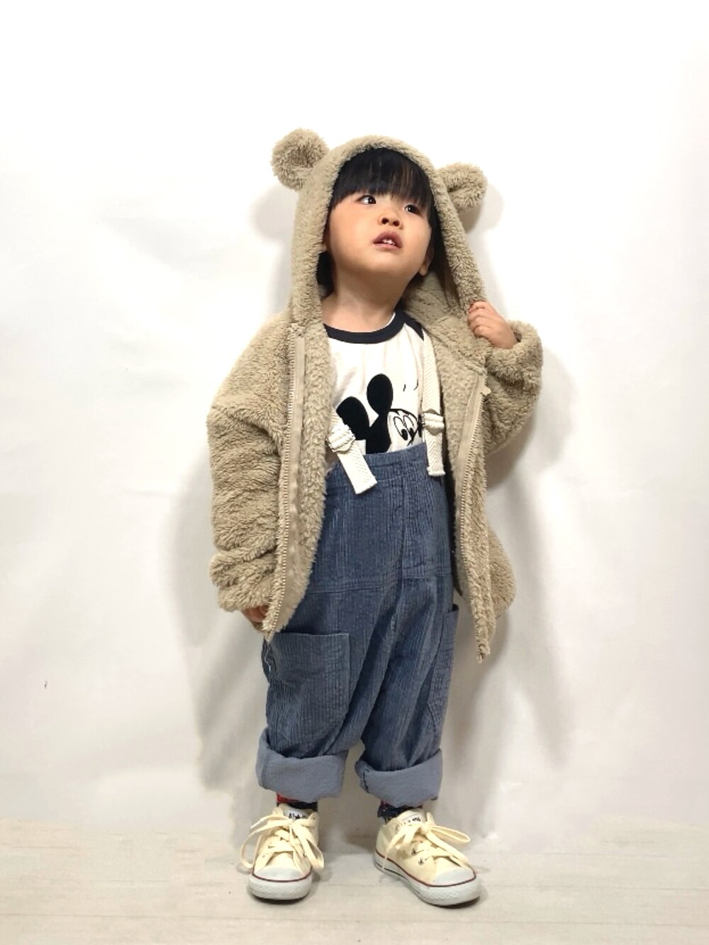 「サロペット、コーデュロイ、パーカー、古着MIX、スニーカー、クリスマスに着たい服、秋冬コーデ、冬コーデ、マイベストコーデ2023、レイヤードスタイル」｜「Disneyの【Disney】ミッキーマウス/ラグランロンT（80～150cm）（Tシャツ/カットソー、グレー系）」を使った、YU⭐︎さん（キッズ・90cm）の冬コーディネートの5枚目の写真