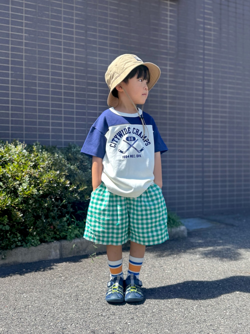 「夏ルックで気分アップ、ロゴT、ハーフパンツ、サンダル、バケットハット、夏コーデ、休日スタイル、プチプラ、シンプルコーデ、カラーコーデ、スポーツミックス、アウトドアスタイル」｜「IFMEのKIDS｜IFME 両ベルトウォーターシューズ（サンダル、ブルー系）」を使った、YU⭐︎さん（キッズ・100cm）の夏コーディネートの2枚目の写真