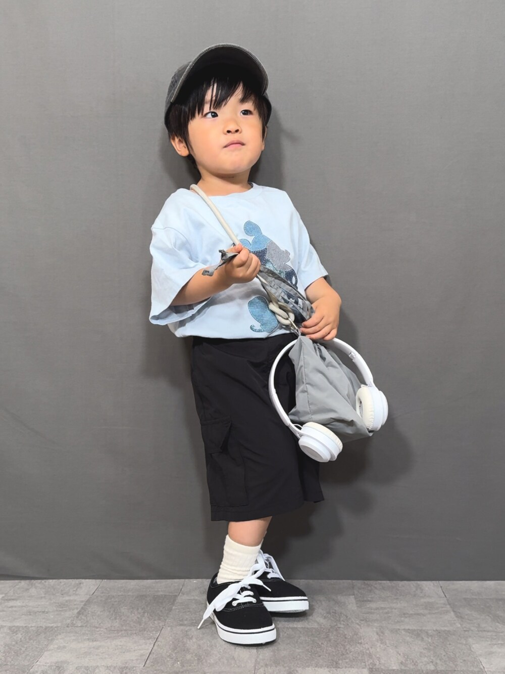 ブルー系のTシャツ/カットソー、ブラック系のパンツ、グレー系のショルダーバッグを着用したキッズの夏コーディネートの3枚目の写真