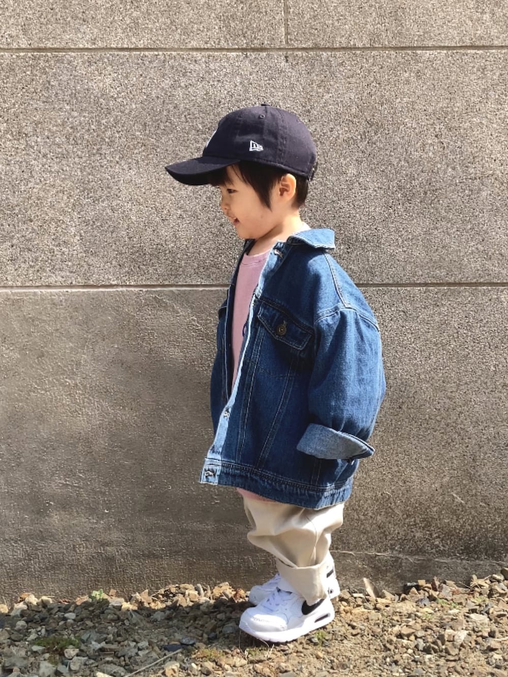 ブルー系のデニムジャケット、ピンク系のスウェット、ホワイト系のその他パンツを着用したキッズの春コーディネートの3枚目の写真