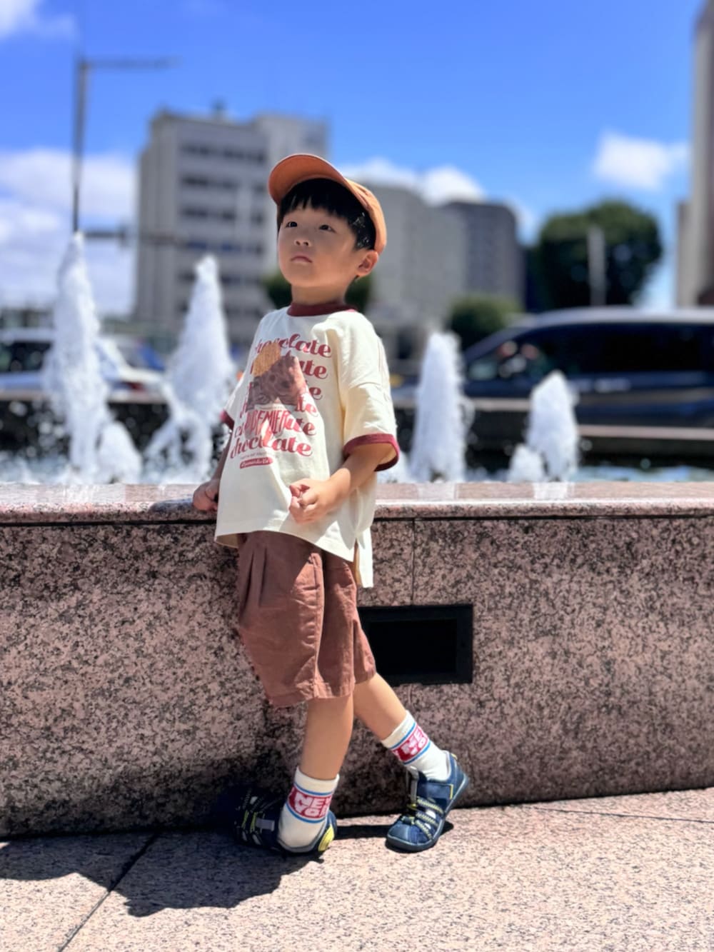 ブラウン系のその他パンツ、ブルー系のサンダル、ブラウン系のTシャツ/カットソーを着用したキッズの夏コーディネートの2枚目の写真