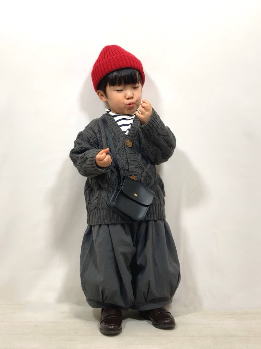 グレー系のカーディガン/ボレロ、ブルー系のTシャツ/カットソー、グレー系のその他パンツを着用したキッズの冬コーディネートの5枚目の写真