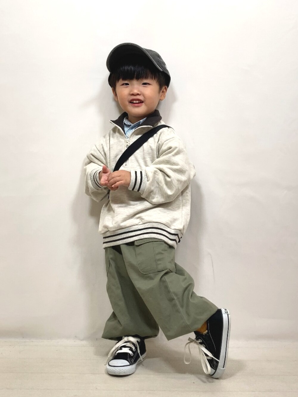 ベージュ系のスウェット、ブルー系のシャツ/ブラウス、グリーン系のカーゴパンツを着用したキッズの秋コーディネートの2枚目の写真