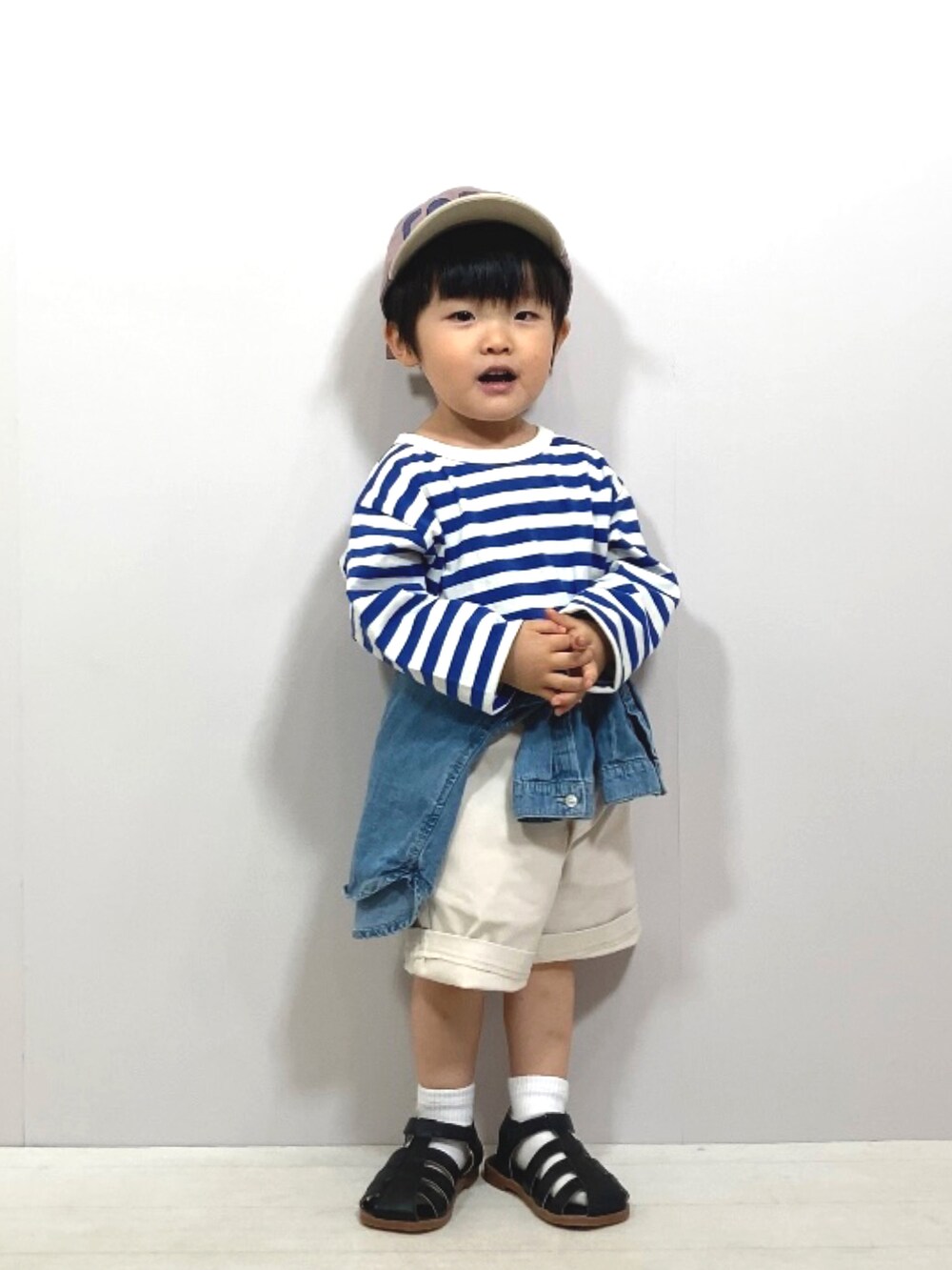 「ボーダー、ロンT、キャップ、シャツスタイル、ショートパンツ、プチプラ、休日スタイル、カジュアルコーデ、デニム、春夏コーデ、初夏コーデ、グルカサンダル、シンプルコーデ、レイヤードスタイル、ハーフパンツ」｜「Life Support ProductsのボーダーロンT（80～150cm）（Tシャツ/カットソー、ブルー系）」を使った、YU⭐︎さん（キッズ・90cm）の春コーディネートの4枚目の写真