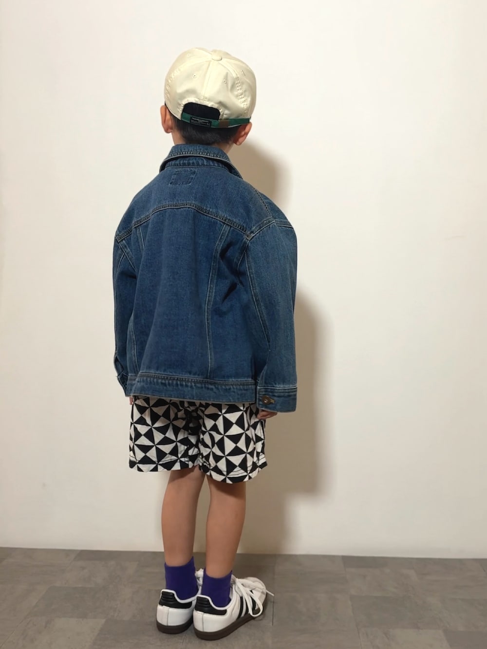 ホワイト系のTシャツ/カットソー、ブルー系のデニムジャケット、ブラック系のその他パンツを着用したキッズの春コーディネートの3枚目の写真