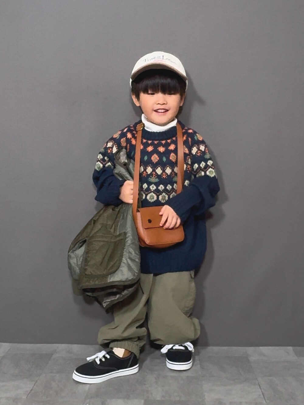 「クリスマスに着たい服、キルティング、冬コーデ、冬アウター、タートルネック、カーゴパンツ、ショルダーバッグ、ニット、マイベストコーデ2024、キャップ、スニーカー、コーデュロイ、スポーツミックス、休日スタイル」｜「LOWRYS FARMのキルティングブルゾン　116763（ダウンジャケット/コート、グリーン系）」を使った、YU⭐︎さん（キッズ・90cm）の冬コーディネートの3枚目の写真