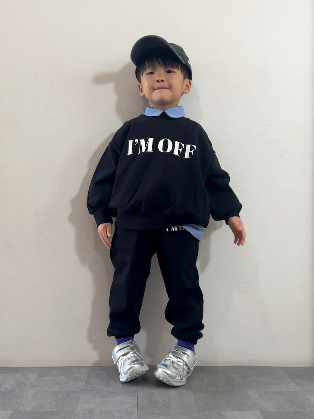 シルバー系のスニーカー、ブラック系のスウェット、ブルー系のシャツ/ブラウスを着用したキッズの秋コーディネートの2枚目の写真