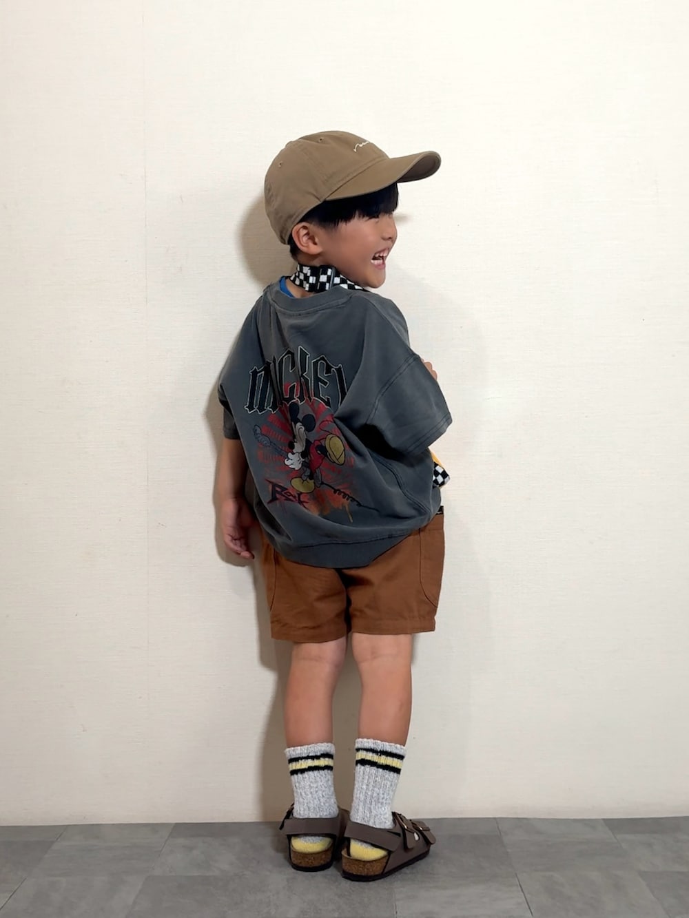 ブラック系のスウェット、ブラウン系のサンダル、ブラウン系のその他パンツを着用したキッズの夏コーディネートの4枚目の写真