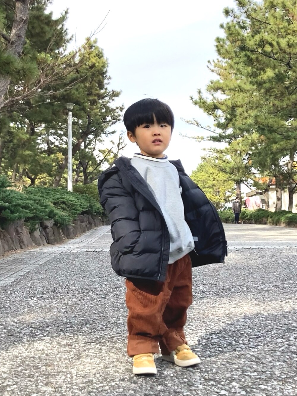ブラック系のダウンジャケット/コート、グレー系のスウェット、ブルー系のTシャツ/カットソーを着用したキッズの冬コーディネートの3枚目の写真
