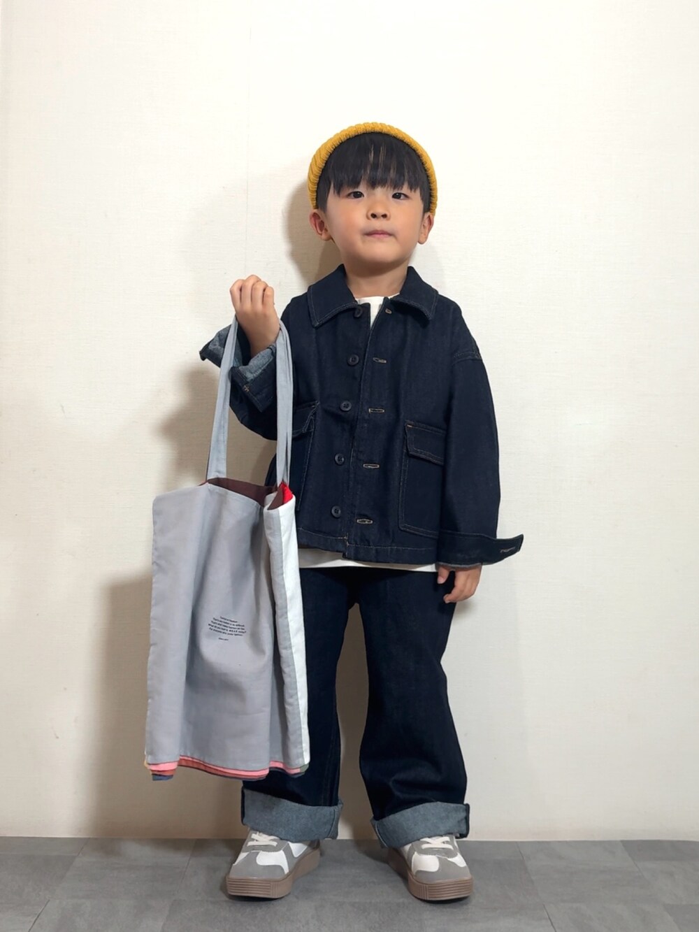 イエロー系のTシャツ/カットソー、ブルー系のデニムジャケット、ブルー系のデニムパンツを着用したキッズの秋コーディネートの4枚目の写真