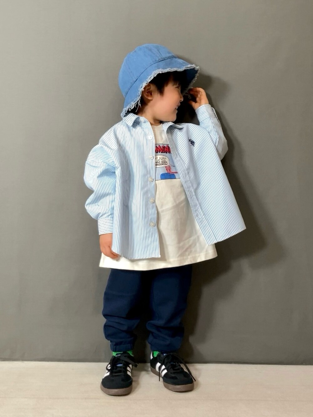 ブルー系のシャツ/ブラウス、ホワイト系のTシャツ/カットソー、ブルー系のその他パンツを着用したキッズの春コーディネートの5枚目の写真