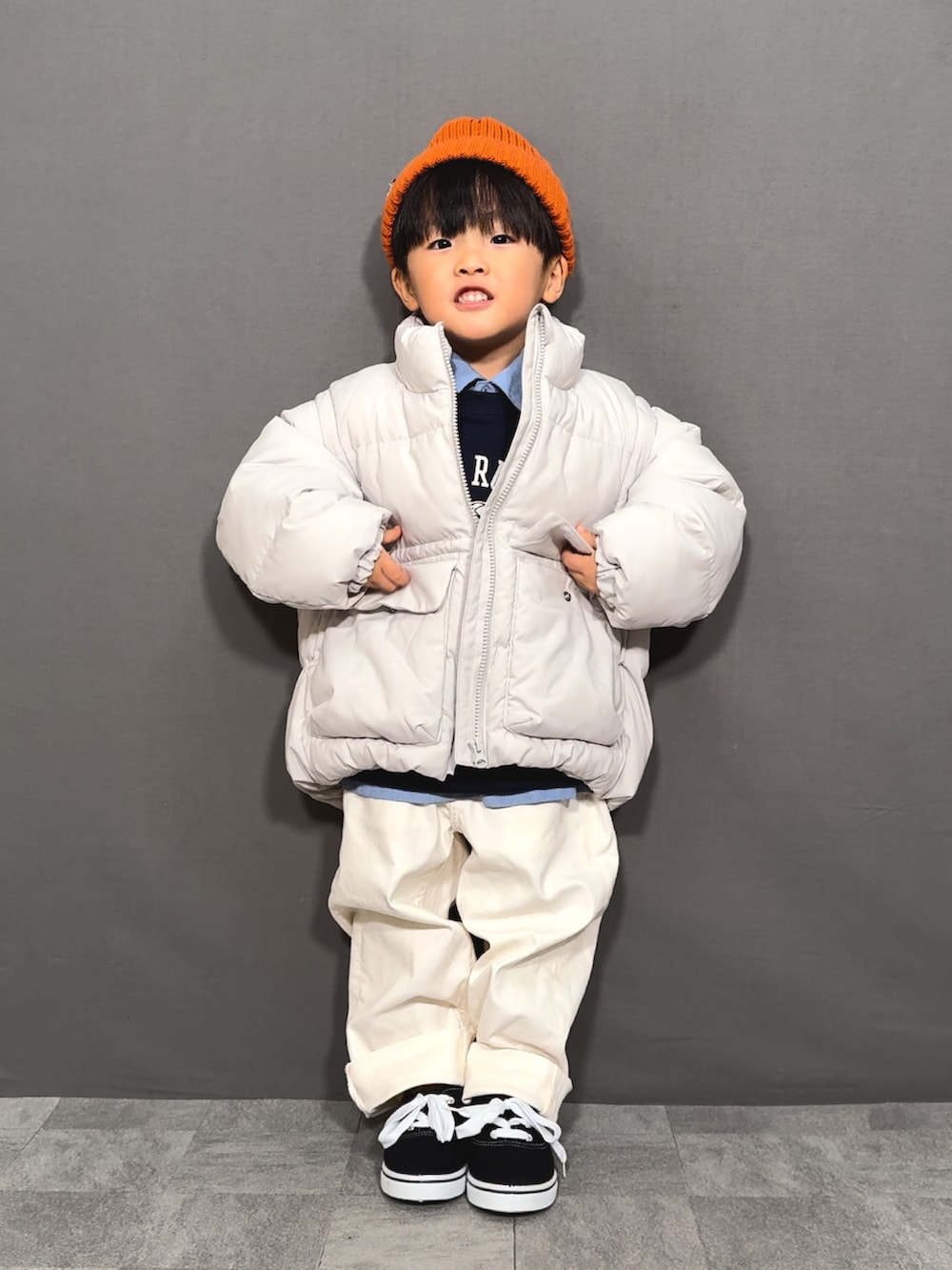 ホワイト系のジャケット/アウター、グリーン系のスウェット、ブルー系のシャツ/ブラウスを着用したキッズの秋コーディネートの3枚目の写真