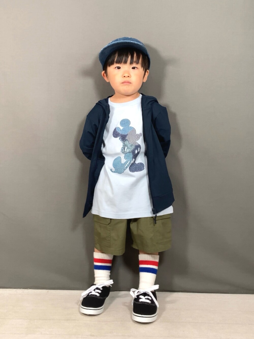 ブルー系のパーカー、ブルー系のTシャツ/カットソー、グリーン系のカーゴパンツを着用したキッズの春コーディネートの4枚目の写真