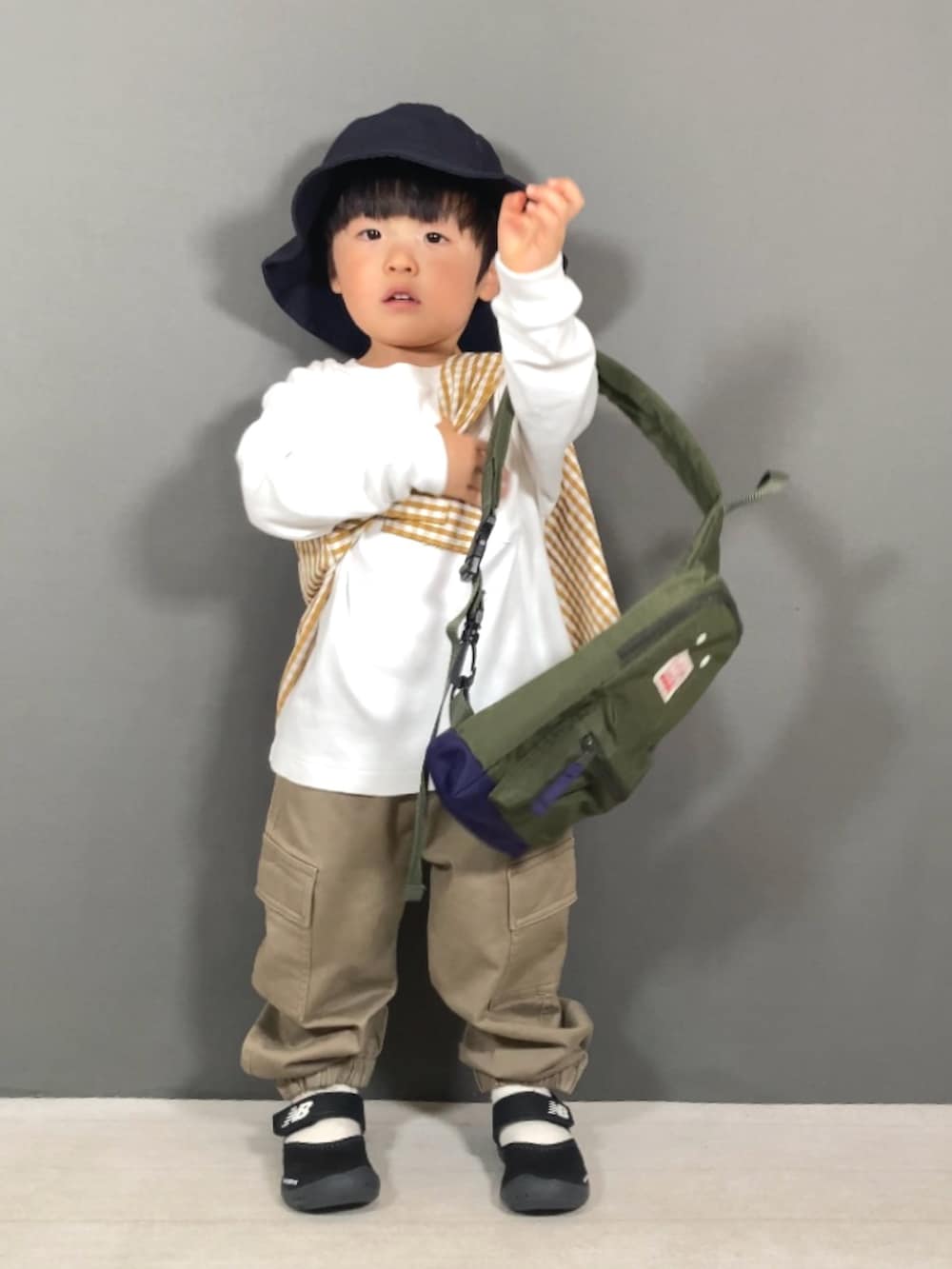 「お出かけコーデ、アウトドアスタイル、ショルダーバッグ、シャツスタイル、カーゴパンツ、休日スタイル、カジュアルコーデ、シンプルコーデ、春色、スポーツミックス、ロンT、淡色コーデ、春のNewスタイル、レイヤードスタイル」｜「PAIRMANON STREETの【PAIRMANON STREET】アソート 長袖 布帛 ワンポイント 刺繍 シャツ（シャツ/ブラウス、イエロー系）」を使った、YU⭐︎さん（キッズ・90cm）の春コーディネートの3枚目の写真