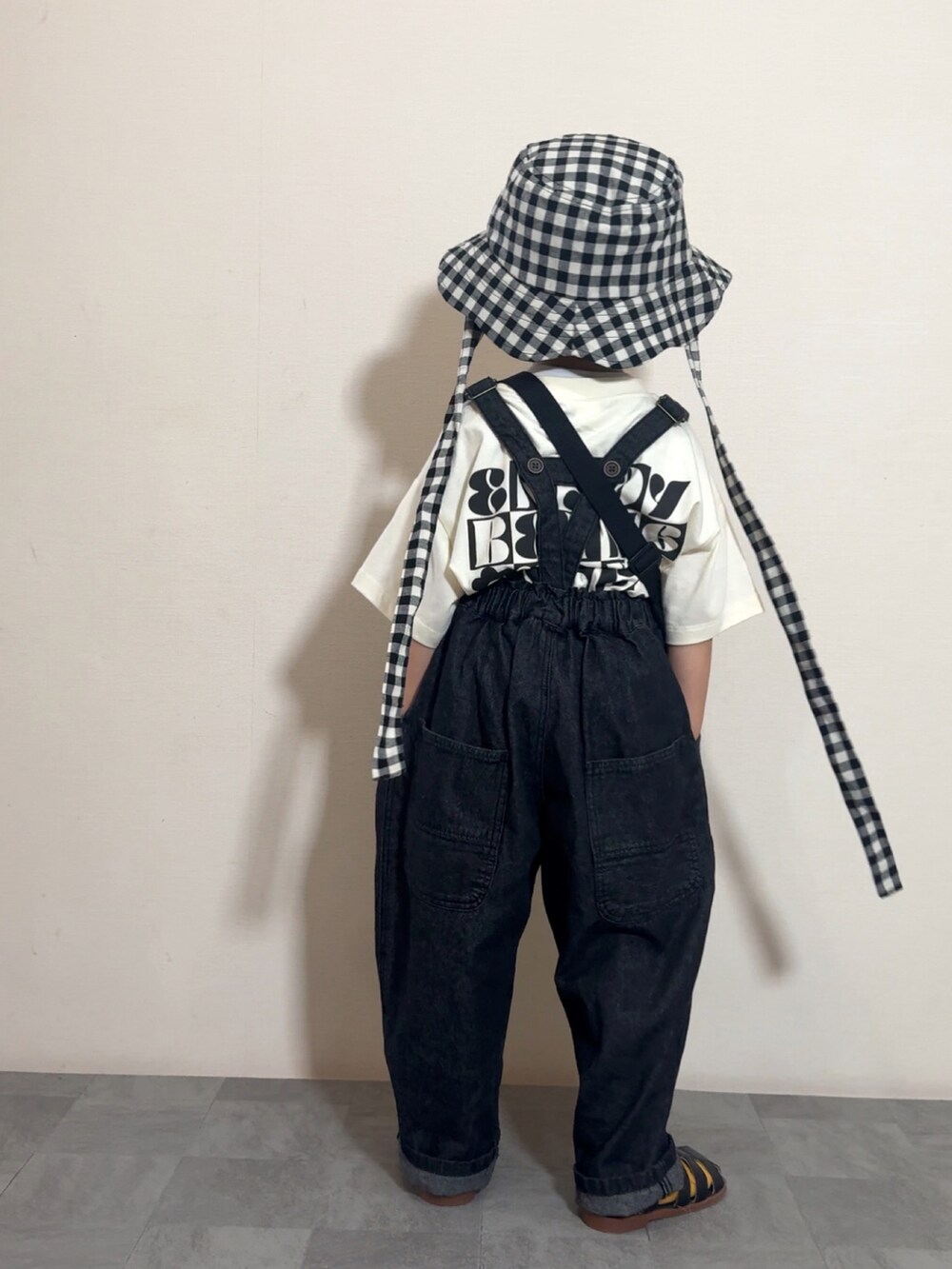 ブラック系のTシャツ/カットソー、ブラック系のサロペット/オーバーオール、ブラック系のメッセンジャーバッグを着用したキッズの夏コーディネートの4枚目の写真