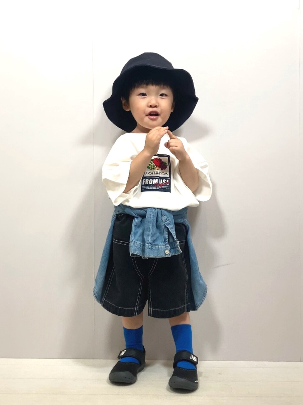 ホワイト系のTシャツ/カットソー、ブラック系のその他パンツ、ブルー系のシャツ/ブラウスを着用したキッズの夏コーディネートの4枚目の写真