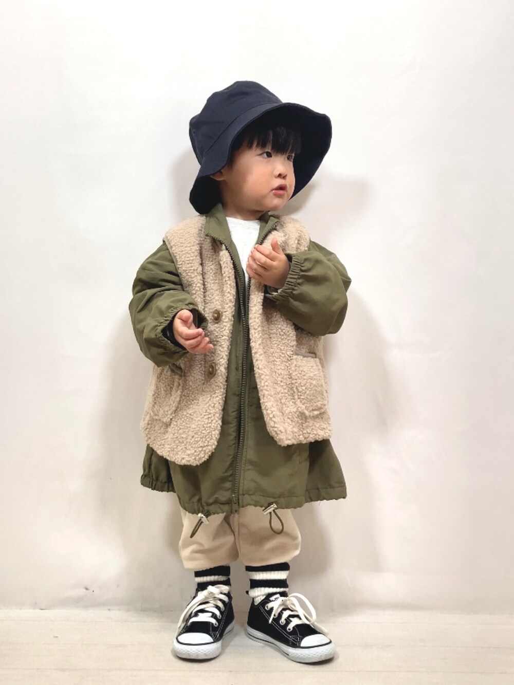 ベージュ系のベスト、グリーン系のジャケット/アウター、グレー系のTシャツ/カットソーを着用したキッズの秋コーディネートの5枚目の写真