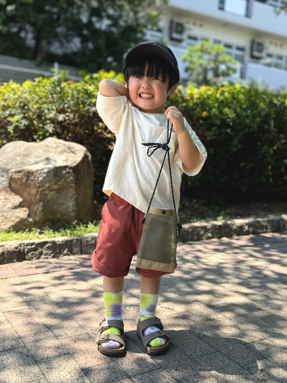 ホワイト系のTシャツ/カットソー、ブラウン系のその他パンツ、ベージュ系のショルダーバッグを着用したキッズの夏コーディネートの4枚目の写真