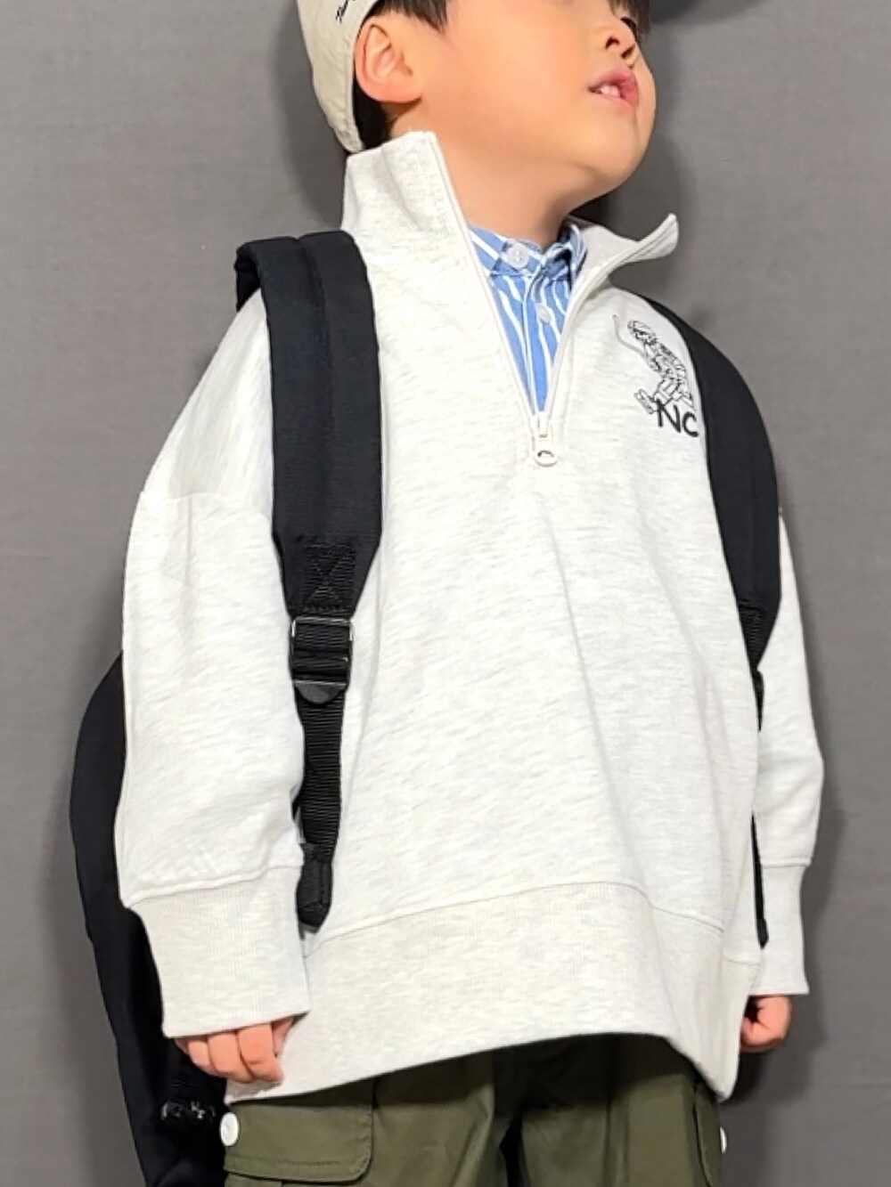 「レイヤードスタイル、カーゴパンツ、今日のコーデ、スウェット、シャツスタイル、ストライプシャツ、スニーカー、キャップ、休日スタイル、お出かけコーデ、春色、きれいめカジュアル、ハーフジップ」|「NCAAの【NCAA】ロゴプリントハーフジップスウェット(スウェット、グレー系)」を使った、YU⭐︎さん(キッズ・100cm)の冬コーディネートの5枚目の写真
