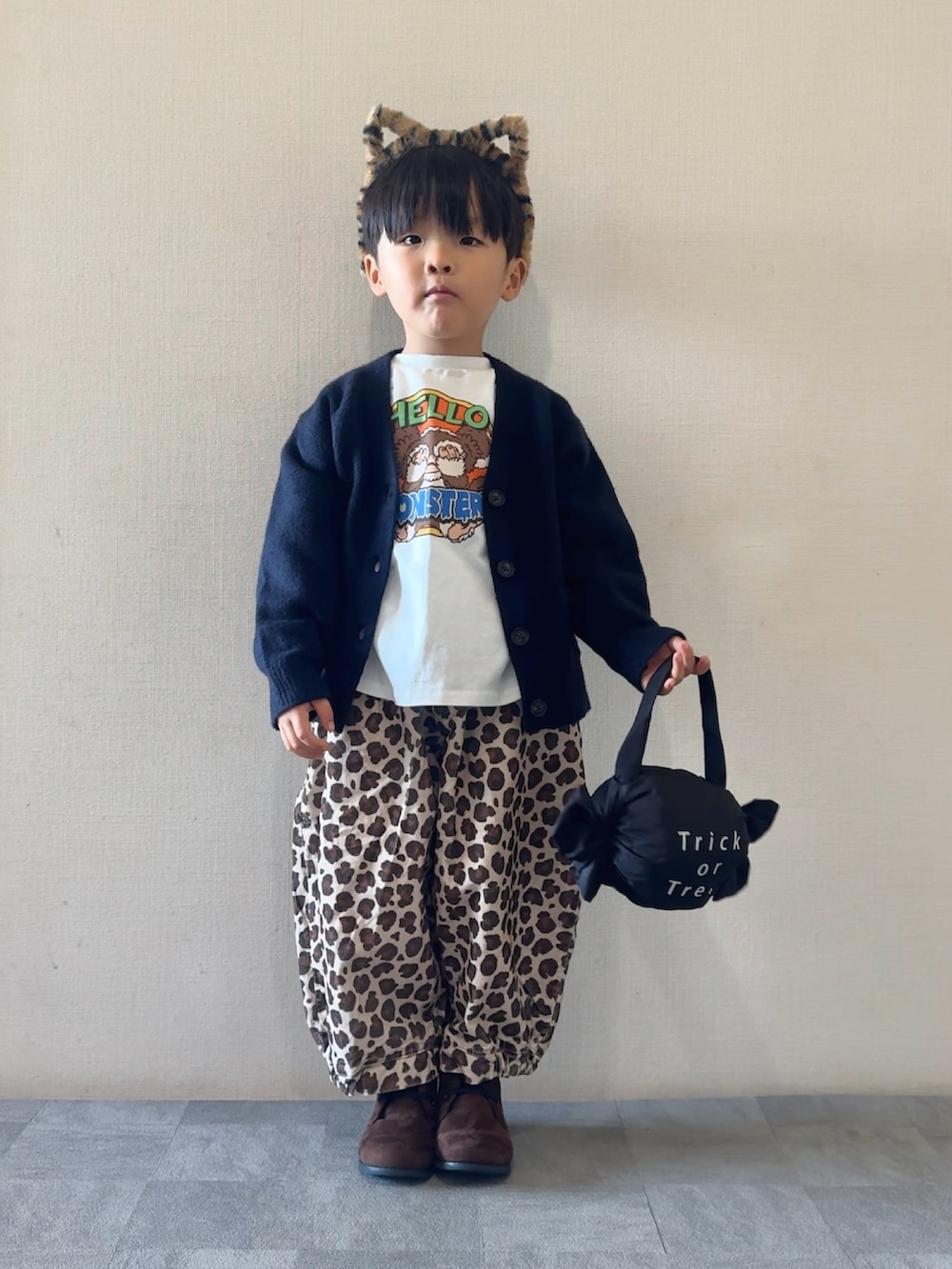 ホワイト系のTシャツ/カットソー、ベージュ系のその他パンツ、ブラウン系のブーツを着用したキッズの秋コーディネートの2枚目の写真