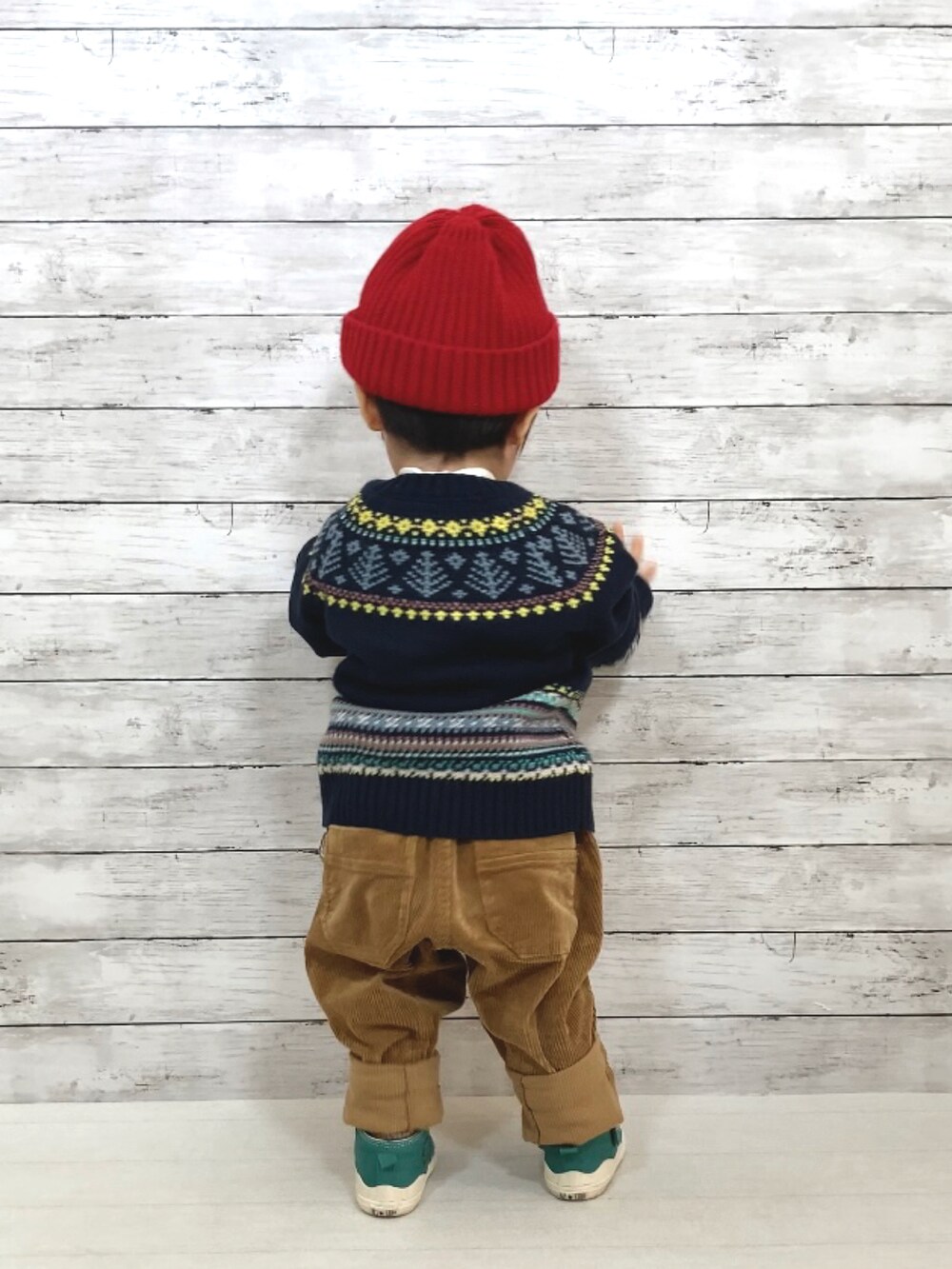 ブルー系のニット/セーター、ホワイト系のTシャツ/カットソー、イエロー系のその他パンツを着用したキッズの秋コーディネートの3枚目の写真