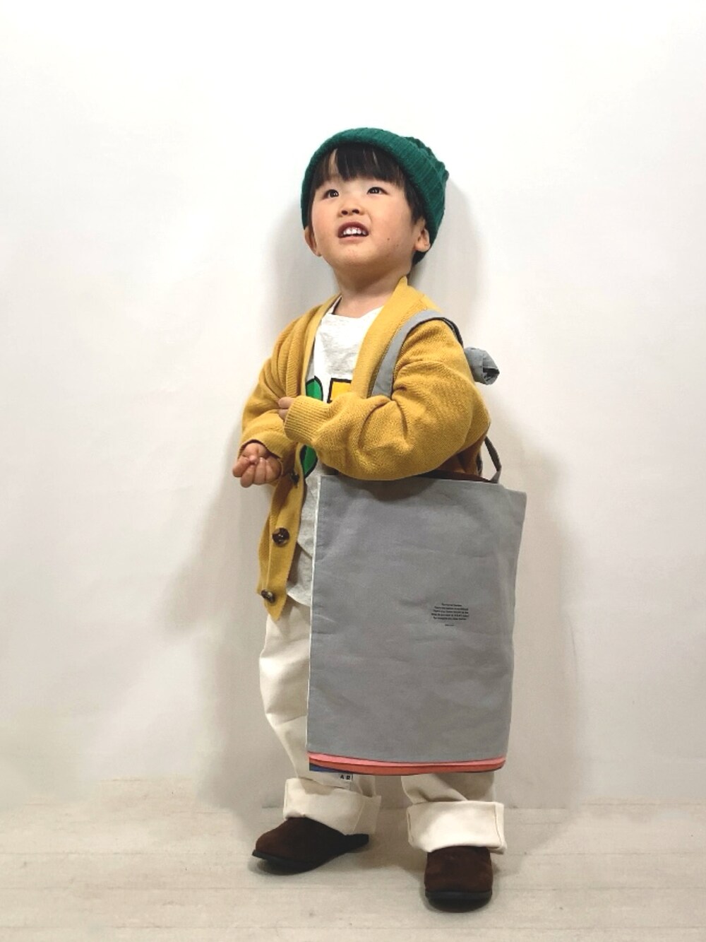 「マイベストコーデ2023、トートバッグ、ニット、カーディガン、UNIQLO、ニット帽、ブーツ、レイヤードスタイル、お出かけコーデ、休日スタイル、カジュアルコーデ、冬コーデ」｜「F.O.KIDSの【マシンウォッシャブル】カラバリカーディガン（カーディガン/ボレロ、イエロー系）」を使った、YU⭐︎さん（キッズ・90cm）の冬コーディネートの2枚目の写真