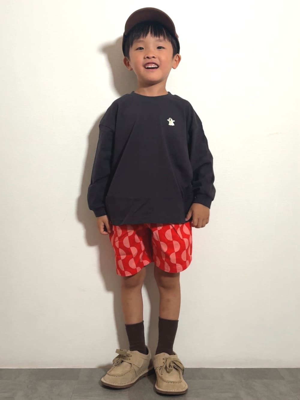 レッド系のその他パンツ、グレー系のTシャツ/カットソー、ベージュ系のモカシン/デッキシューズを着用したキッズの夏コーディネートの3枚目の写真