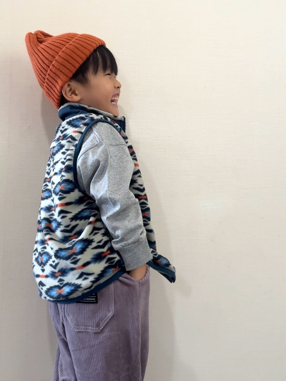 その他のベスト、グレー系のTシャツ/カットソー、グレー系のその他パンツを着用したキッズの秋コーディネートの4枚目の写真