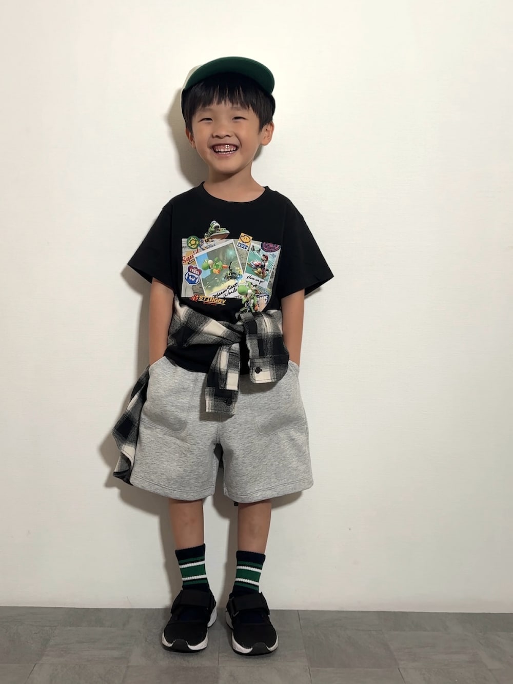 ブラック系のサンダル、ブラック系のTシャツ/カットソー、ブラック系のシャツ/ブラウスを着用したキッズの秋コーディネートの2枚目の写真