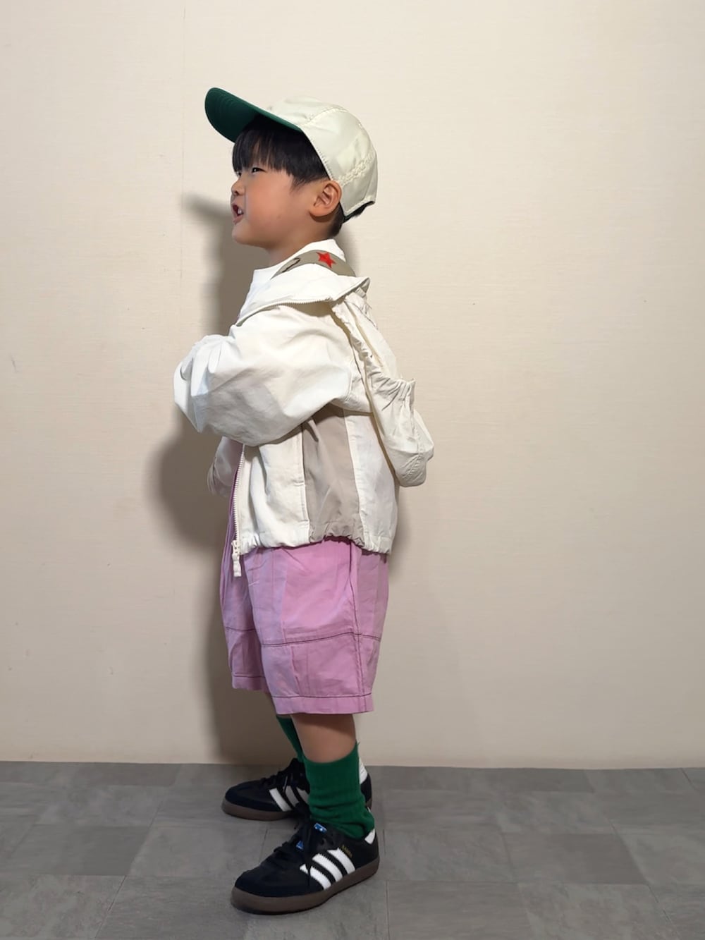 「春めき満開コーデ、サスペンダー、ハーフパンツ、春色、春アウター、春コーデ、スニーカー、キャップ、ジャケット、デートコーデ、お出かけコーデ、休日スタイル、淡色コーデ、スポーツミックス」｜「MARKEY'Sの【The Beatles】別注イラストTシャツ（Tシャツ/カットソー、ホワイト系）」を使った、YU⭐︎さん（キッズ・100cm）の春コーディネートの5枚目の写真