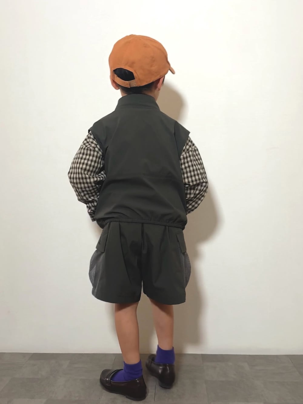 ブラック系のシャツ/ブラウス、ブラウン系のローファー、グレー系のベストを着用したキッズの春コーディネートの3枚目の写真