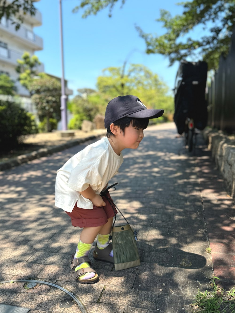 ホワイト系のTシャツ/カットソー、ブラウン系のその他パンツ、ベージュ系のショルダーバッグを着用したキッズの夏コーディネートの3枚目の写真
