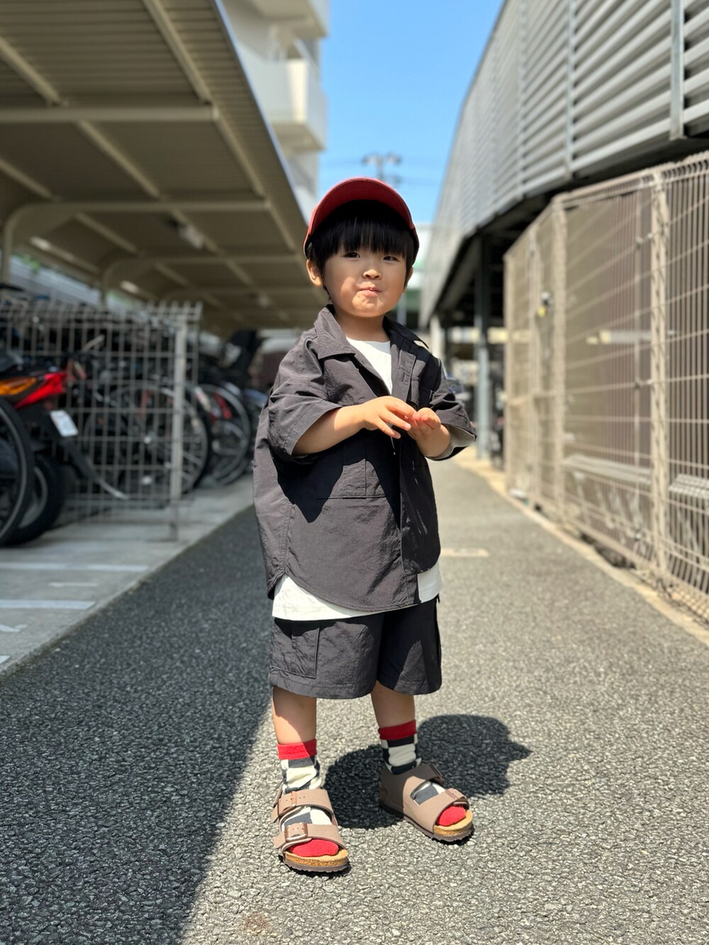 ブラック系のシャツ/ブラウス、ホワイト系のTシャツ/カットソー、ブラック系のパンツを着用したキッズの春コーディネートの3枚目の写真