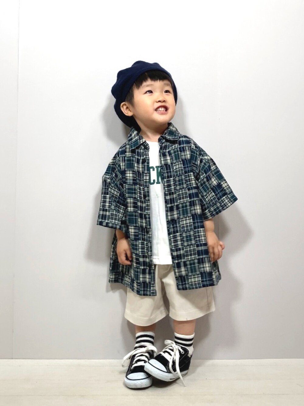 「このスタイルがお気に入り、白パンツ、スニーカー、休日スタイル、夏だ！Tシャツ着よう！、夏コーデ、お出かけコーデ、ビッグシルエット、シャツスタイル、レイヤードスタイル、チェック、韓国子供服、ハーフパンツ、プチプラ、柄シャツ」｜「Birthdayのアイテム（シャツ/ブラウス、ブルー系）」を使った、YU⭐︎さん（キッズ・90cm）の夏コーディネートの2枚目の写真