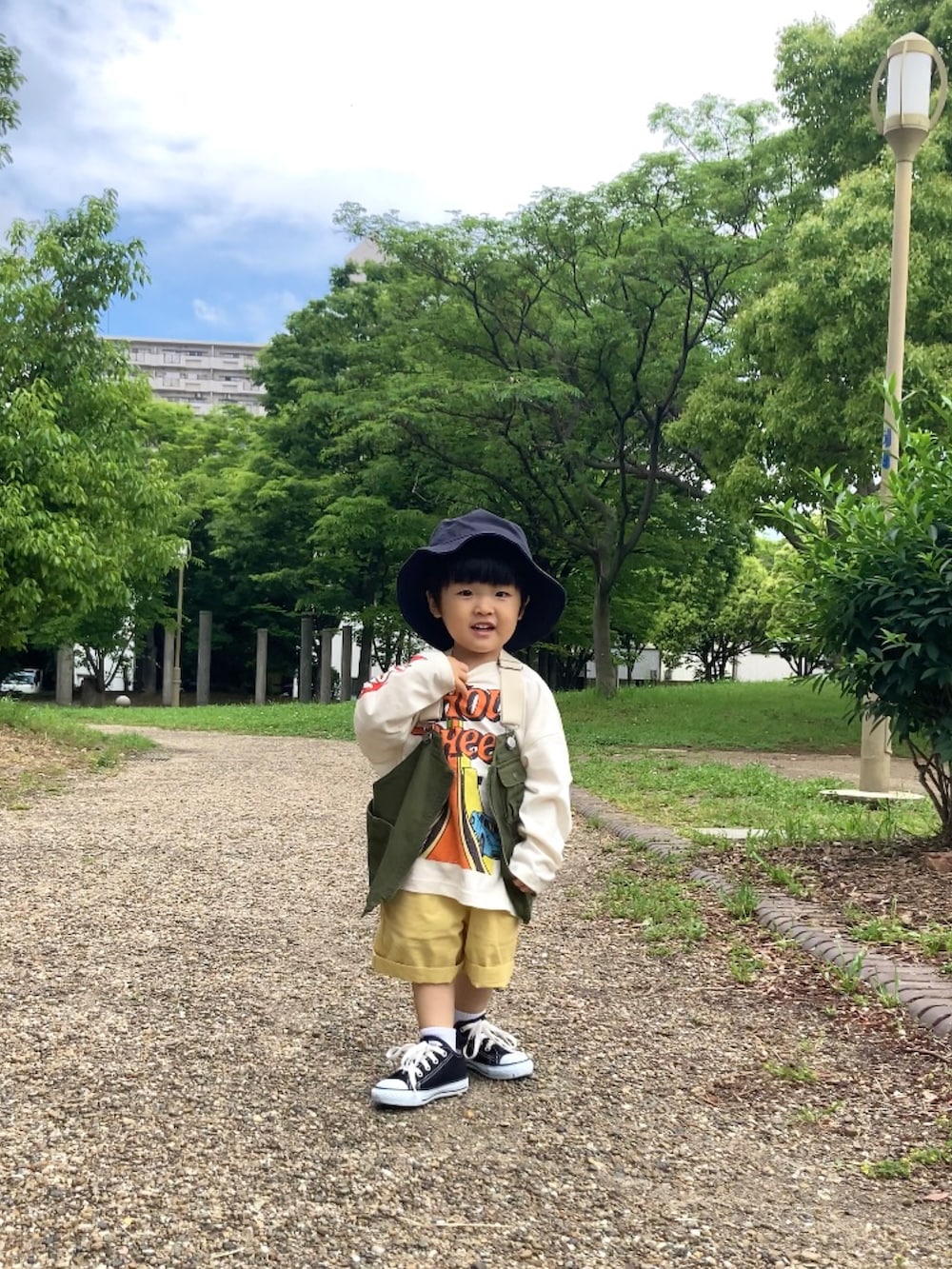 グリーン系のベスト、ホワイト系のTシャツ/カットソー、イエロー系のパンツを着用したキッズの春コーディネートの5枚目の写真