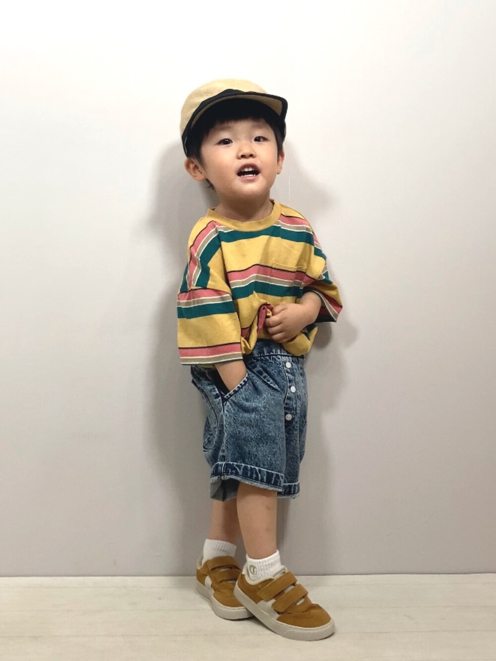 イエロー系のTシャツ/カットソー、ブルー系のデニムパンツ、イエロー系のスニーカーを着用したキッズの夏コーディネートの4枚目の写真