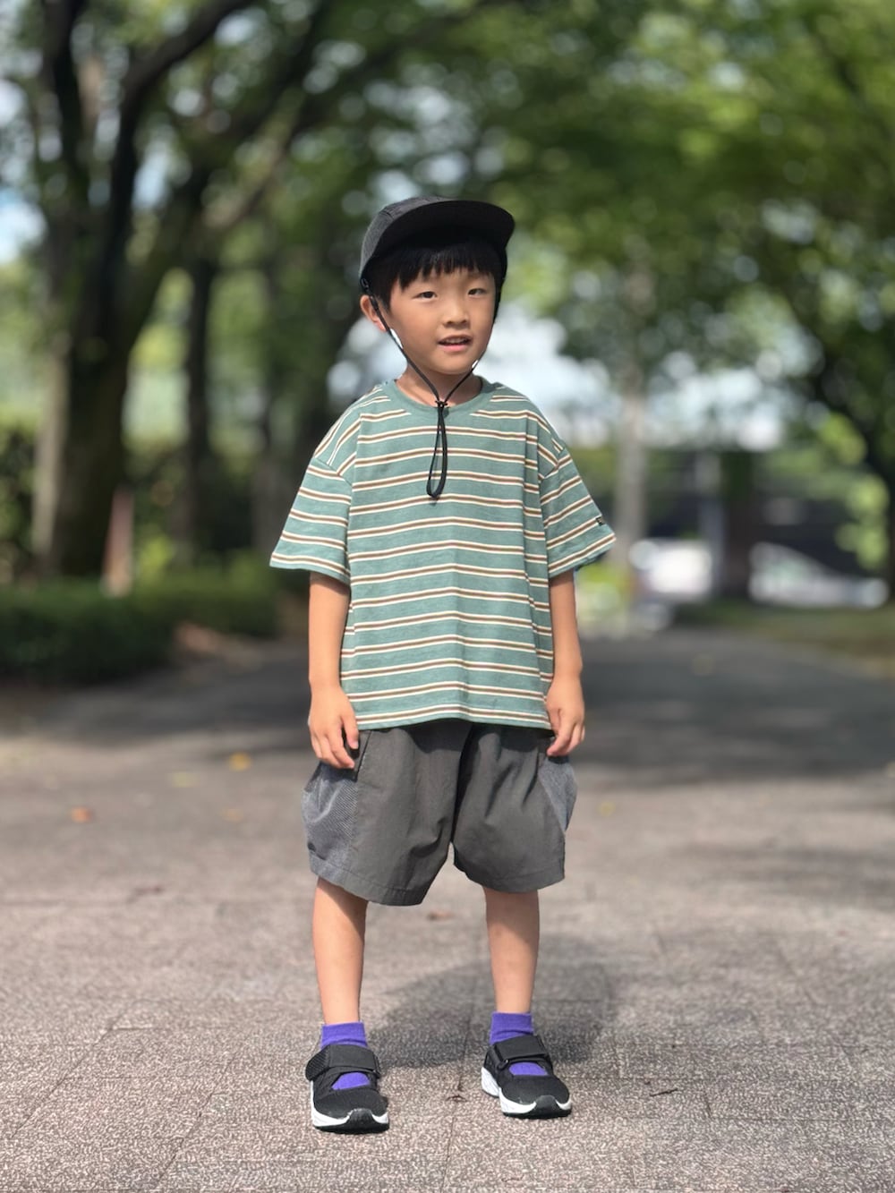 グリーン系のTシャツ/カットソー、ブラック系のサンダル、グレー系のその他パンツを着用したキッズの夏コーディネートの3枚目の写真