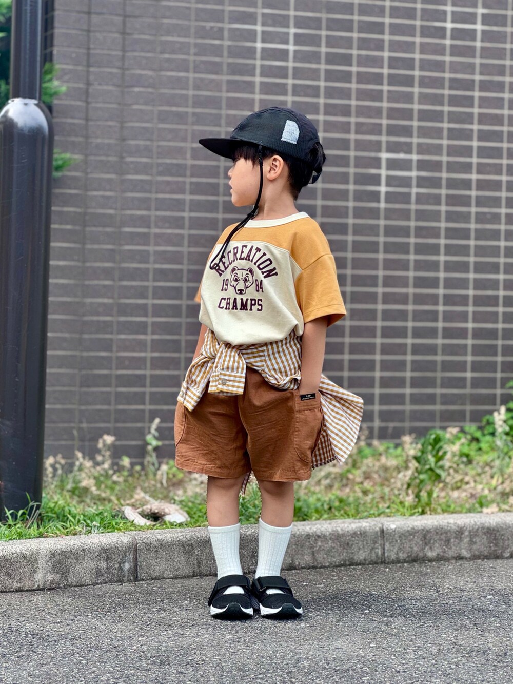 イエロー系のTシャツ/カットソー、ブラウン系のその他パンツ、イエロー系のシャツ/ブラウスを着用したキッズの夏コーディネートの3枚目の写真