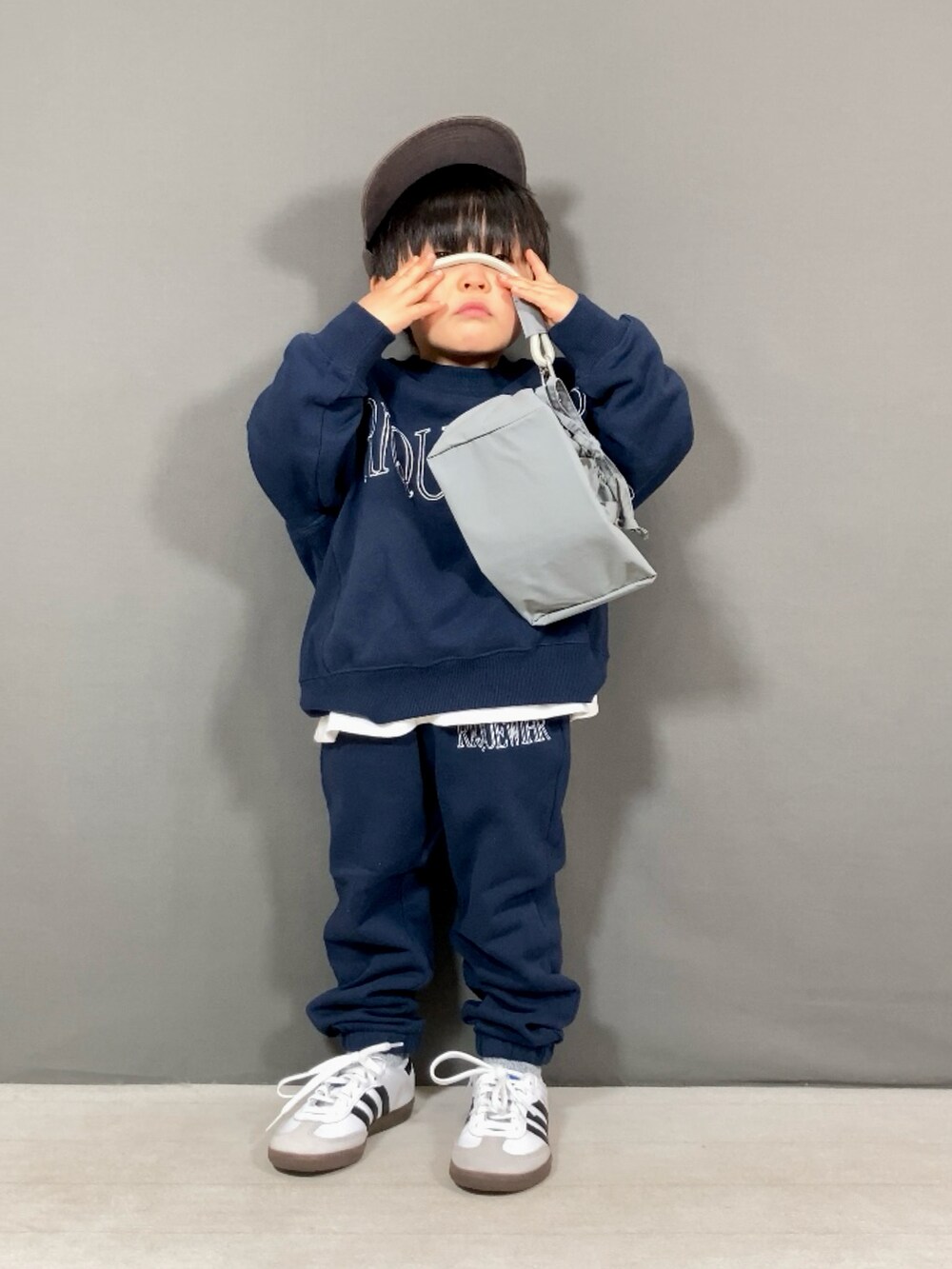 ブルー系のスウェット、ピンク系のTシャツ/カットソー、ブルー系のその他パンツを着用したキッズの春コーディネートの4枚目の写真